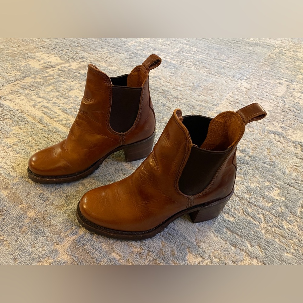Frye Sabrina Chelsea Bootie for Women in Cognac Size 7.5